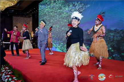 山東濟寧職業(yè)技術學校印尼巴布亞留學生演唱與大使一起演唱巴布亞傳統(tǒng)歌曲。印尼駐華大使館供圖