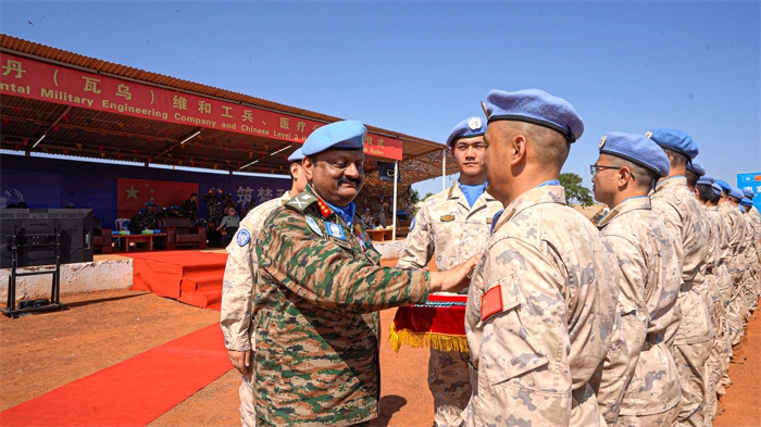 聯(lián)南蘇團部隊司令莫漢中將為維和官兵授勛。秦貴君攝