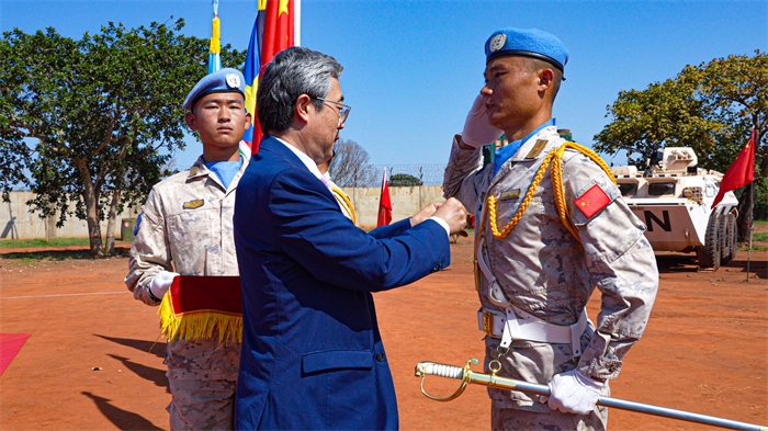 中國駐南蘇丹大使馬強為維和官兵授勛。謝坤攝
