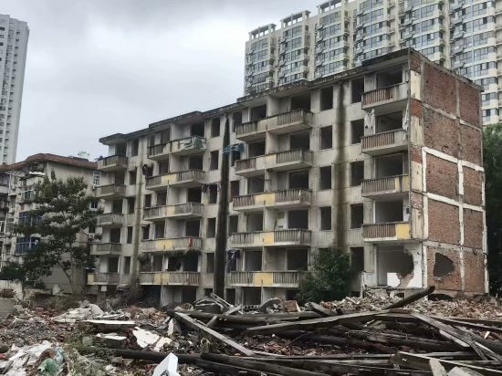 圖為拆遷中的合肥儀表廠宿舍。 合肥市蕪湖路街道 提供