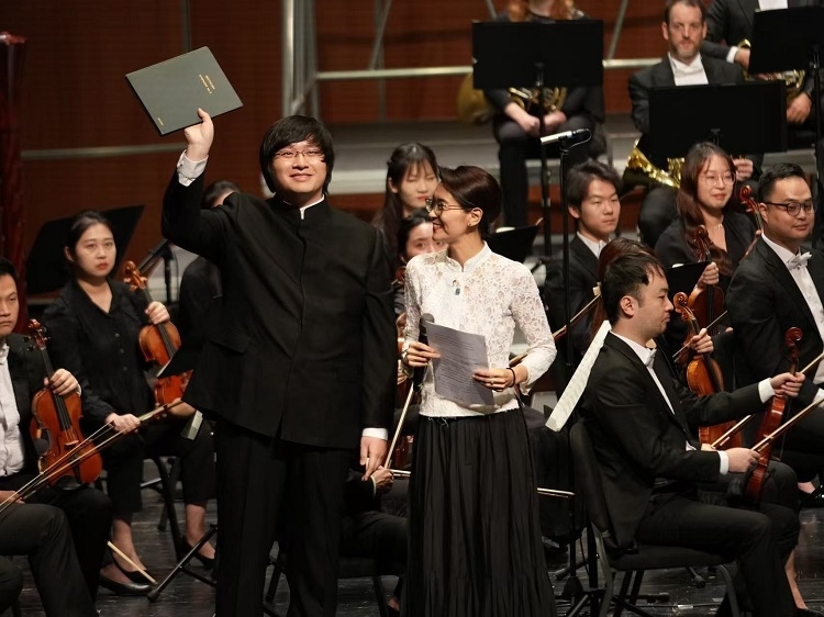 小澤征良向俞潞贈(zèng)送小澤征爾使用過(guò)的《第五交響曲》樂(lè)譜。演出方供圖