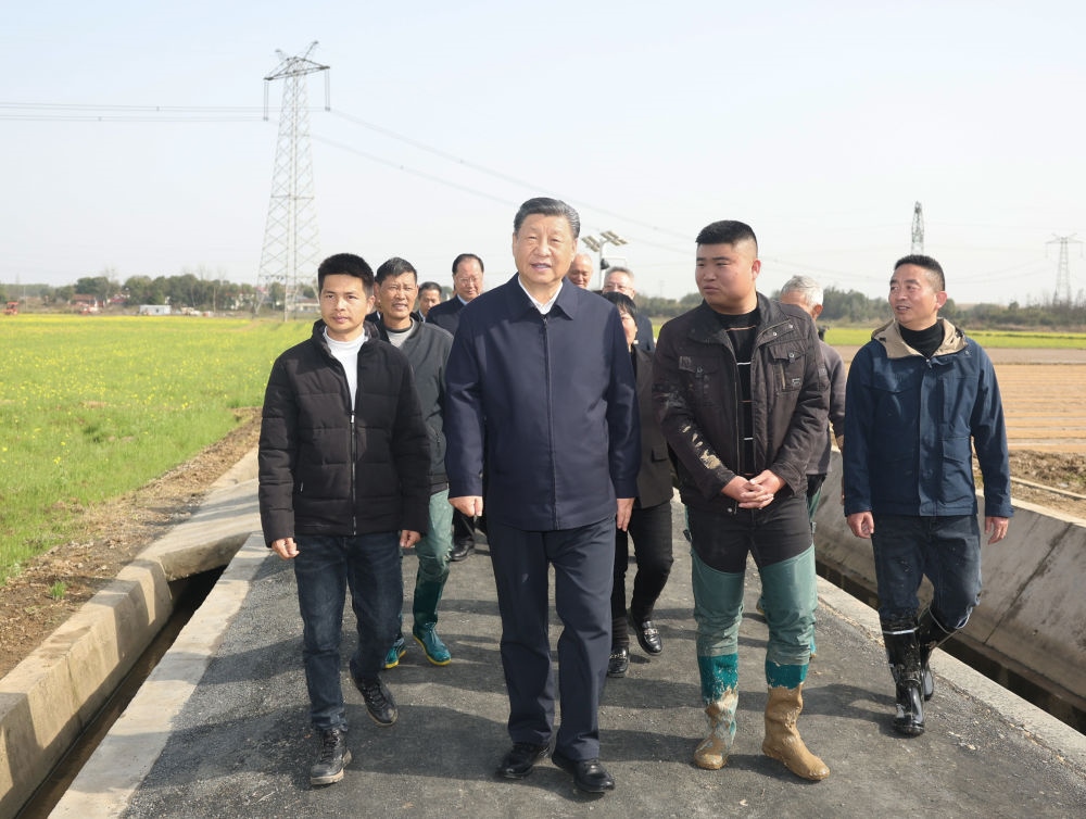 2024年3月19日，習近平在湖南省常德市鼎城區(qū)謝家鋪鎮(zhèn)港中坪村，同種糧大戶、農(nóng)技人員、基層干部親切交流。習近平強調(diào)：“要建設(shè)好高標準農(nóng)田，推行適度規(guī)模經(jīng)營，加強政策支持和示范引領(lǐng)，加大良種、良機、良法推廣力度，在精耕細作上下功夫，進一步把糧食單產(chǎn)和品質(zhì)提上去，讓種糧也能夠致富，進而吸引更多農(nóng)戶參與發(fā)展現(xiàn)代化大農(nóng)業(yè)，真正把中國特色農(nóng)業(yè)現(xiàn)代化之路走穩(wěn)走扎實。”