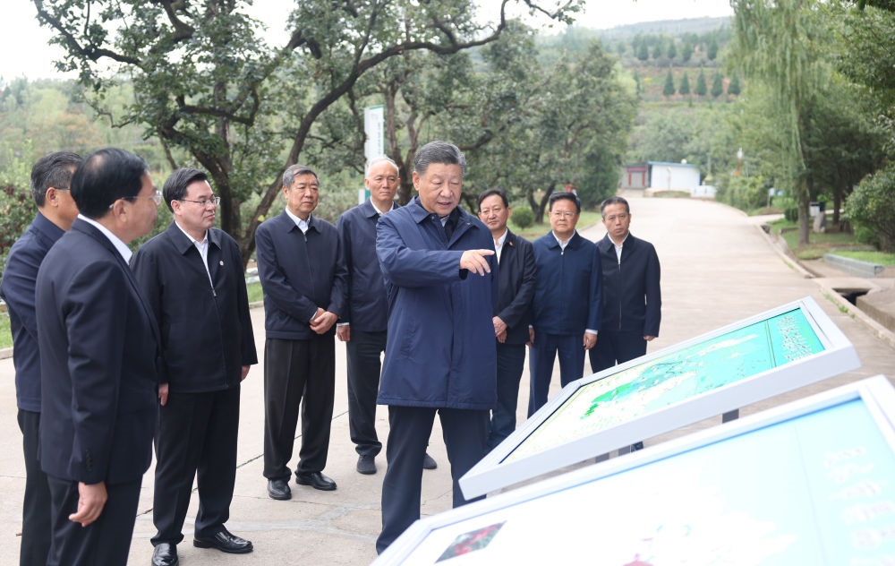 2024年9月11日，習近平在甘肅省天水市麥積區(qū)南山花牛蘋果基地考察時，聽取引洮供水工程情況匯報。當?shù)弥?00萬群眾從此告別苦咸水后，總書記十分高興。他要求加強維護和管理，讓這項工程在沿線群眾生產(chǎn)生活中發(fā)揮更大效用。