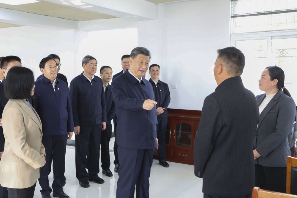 2024年11月5日，習近平在湖北省咸寧市嘉魚縣潘家灣鎮(zhèn)四邑村黨群服務(wù)中心考察。習近平指出：“要持續(xù)為基層減負，讓基層干部能夠用更多時間和精力來服務(wù)群眾?！? width=