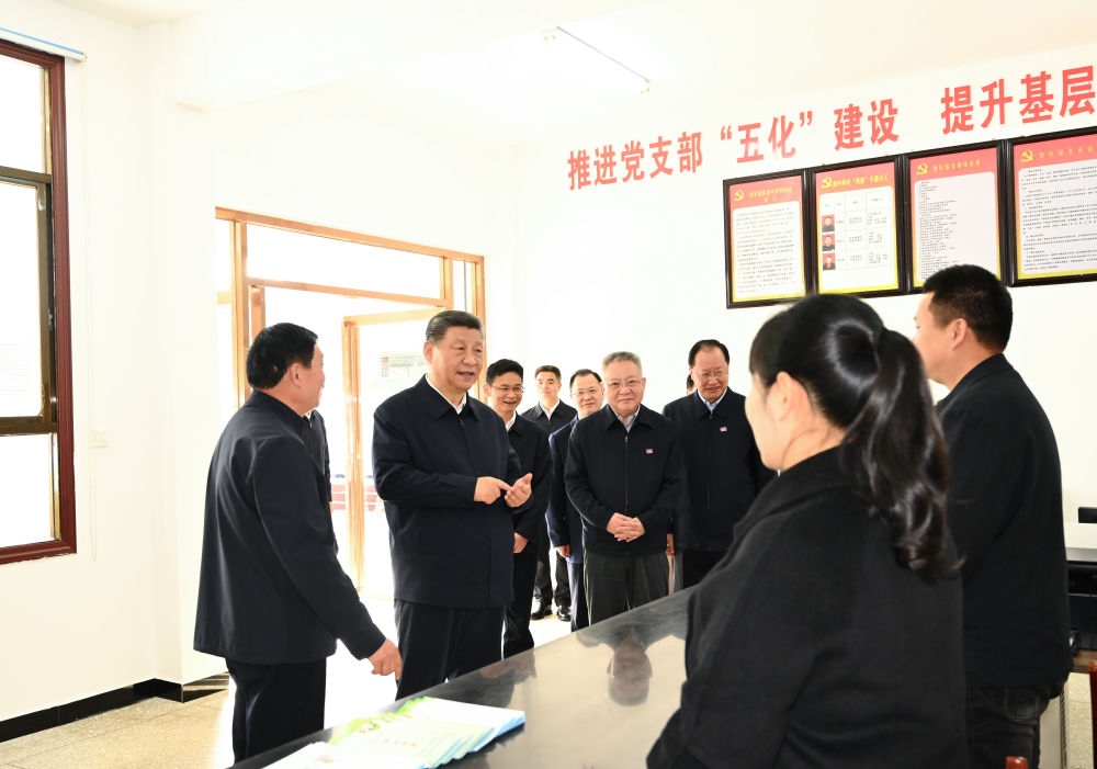 2024年3月19日，習近平在湖南省常德市鼎城區(qū)謝家鋪鎮(zhèn)港中坪村黨群服務(wù)中心了解當?shù)貫榛鶎訙p負、提升基層治理效能等情況。他指出：“要堅決整治形式主義、官僚主義問題，精兵簡政，持之以恒抓好這項工作?！? width=
