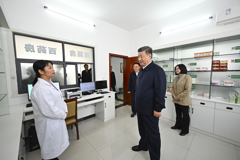 2024年11月5日，習近平在湖北省咸寧市嘉魚縣潘家灣鎮(zhèn)四邑村衛(wèi)生室考察。習近平指出：“要進一步加強黨建引領(lǐng)，抓住‘一老一小’這個重點，更加精準有效地為群眾排憂解難?！? width=