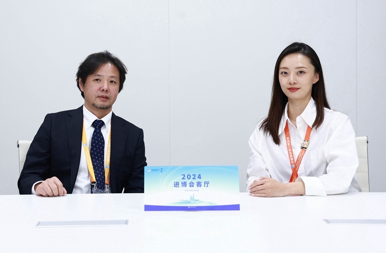 豐田汽車（中國）投資有限公司副總經(jīng)理劉鵬做客“2024進(jìn)博會客廳”欄目。人民網(wǎng) 歐陽易佳攝