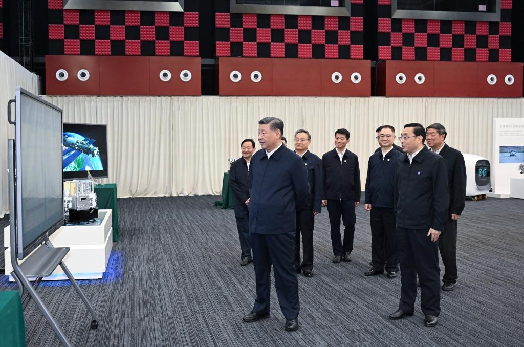 2024年10月17日，習(xí)近平總書記在合肥濱湖科學(xué)城察看安徽省重大科技創(chuàng)新成果集中展示。新華社記者 謝環(huán)馳 攝