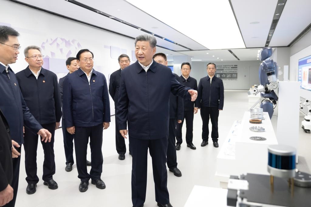 2024年11月5日，習(xí)近平總書記在武漢產(chǎn)業(yè)創(chuàng)新發(fā)展研究院考察。新華社記者 鞠鵬 攝