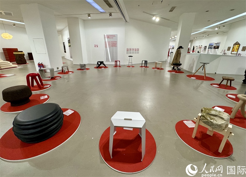 11月8日，瑞士經(jīng)典設(shè)計(jì)展現(xiàn)場(chǎng)。（人民網(wǎng) 謝瑩攝）