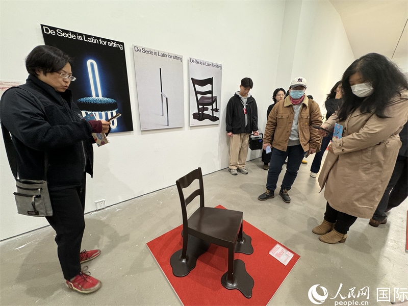 11月8日，觀眾在“瑞士經(jīng)典設(shè)計(jì)展”作品前駐足欣賞。（人民網(wǎng) 謝瑩攝） 