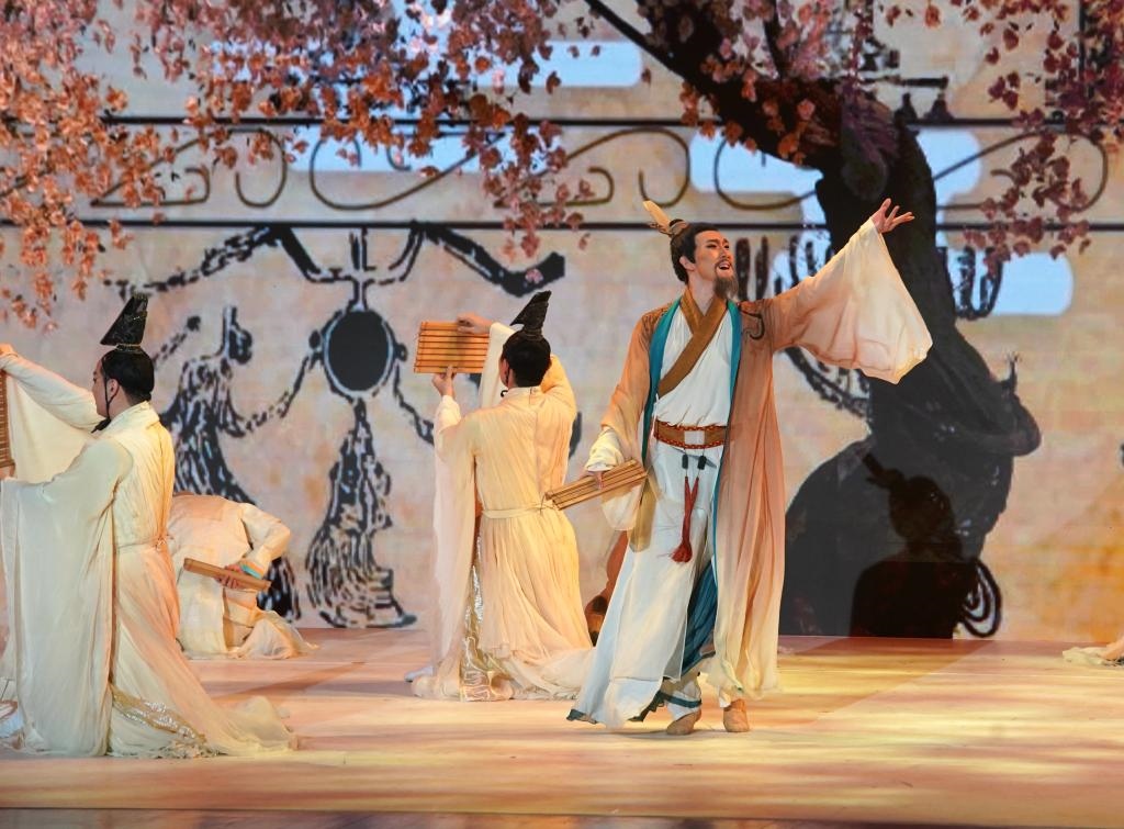 11月6日，演職人員在表演民族舞劇《孔子》片段。新華社記者 張晨霖 攝