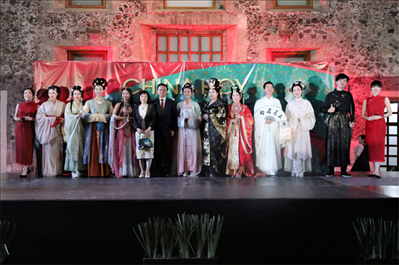 墨西哥華人婦女聯(lián)合總會木蘭藝術團的中國古代服裝表演。主辦方供圖
