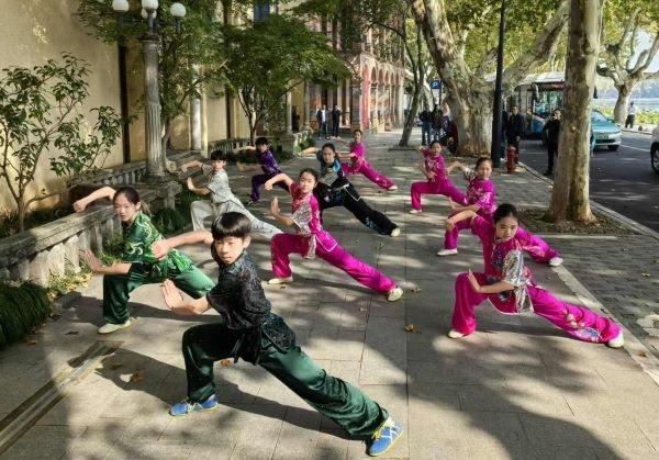 杭州市陳經(jīng)綸體校武術(shù)隊學(xué)生們展示中華武術(shù)。 人民網(wǎng)記者 楊磊攝