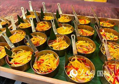 馬來(lái)西亞美食節(jié)現(xiàn)場(chǎng)準(zhǔn)備的美食。人民網(wǎng) 王婧攝