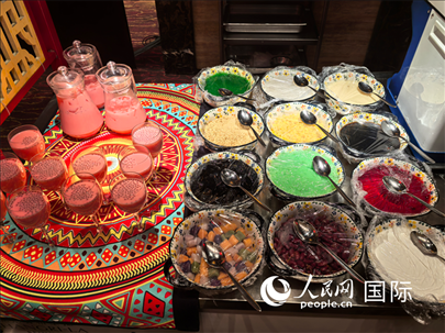 馬來(lái)西亞美食節(jié)現(xiàn)場(chǎng)準(zhǔn)備的美食。人民網(wǎng) 楊春燕攝