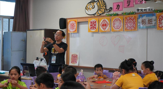 剪紙教學(xué)。主辦方供圖