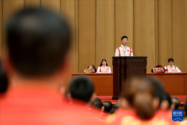11月15日，乒乓球運(yùn)動(dòng)員馬龍（中）在報(bào)告會(huì)上發(fā)言。新華社記者 李明 攝