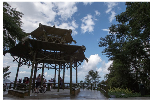 在巴西里約熱內(nèi)盧市內(nèi)的蒂茹卡國家森林公園里，有一座風(fēng)光獨(dú)一無二的觀景臺，名為“中國亭”，是為紀(jì)念曾經(jīng)在這里種植茶葉的中國茶農(nóng)而修建，如今已成為當(dāng)?shù)氐闹坝^。（圖源：新華社）