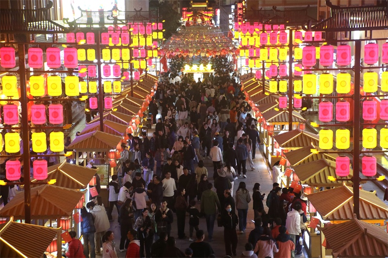 敦煌夜市。敦煌市委宣傳部供圖，張曉亮攝