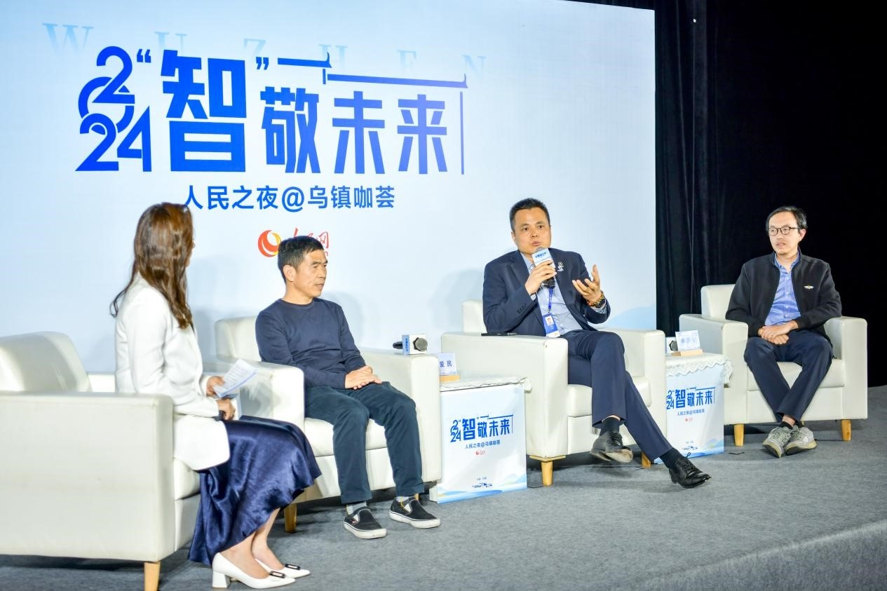 在對(duì)話環(huán)節(jié)，之江實(shí)驗(yàn)室高級(jí)研究專(zhuān)家潘愛(ài)民、伏羲智庫(kù)創(chuàng)始人李曉東、麒麟軟件副總經(jīng)理李震寧探討“‘百模大戰(zhàn)’將卷向何方”。人民網(wǎng)記者 任峰濤攝