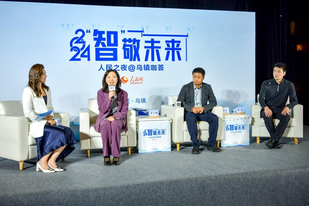 在對(duì)話環(huán)節(jié)，趣丸科技總編輯、副總裁任少峰，星云智慧機(jī)器人CEO李明，可之教育大模型創(chuàng)始人王冠討論“人工智能如何惠及大眾”。人民網(wǎng)記者 任峰濤攝