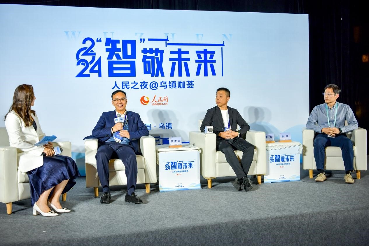 在對(duì)話環(huán)節(jié)，中國(guó)華宇集團(tuán)有限公司總經(jīng)理兼華宇控股集團(tuán)董事長(zhǎng)孔慶慧，量子之歌集團(tuán)創(chuàng)始人、董事長(zhǎng)李鵬，震坤行CTO劉陽(yáng)討論“AI何以重構(gòu)千行百業(yè)”。人民網(wǎng)記者 任峰濤攝