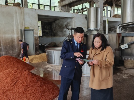 鎮(zhèn)遠縣稅務局在酒企宣傳調研。黔東南州稅務局供圖