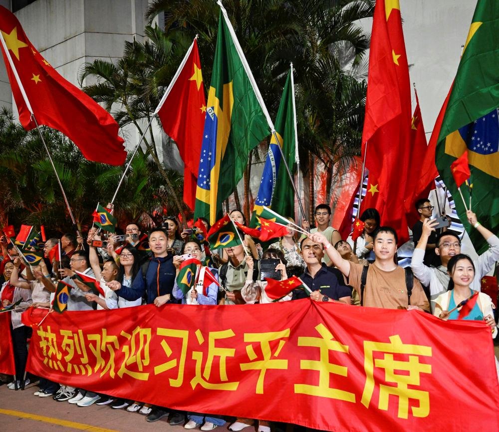  2024年11月，習(xí)近平主席在巴西里約熱內(nèi)盧出席二十國集團(tuán)領(lǐng)導(dǎo)人第十九次峰會期間，里約熱內(nèi)盧街頭熱情的歡迎人群。