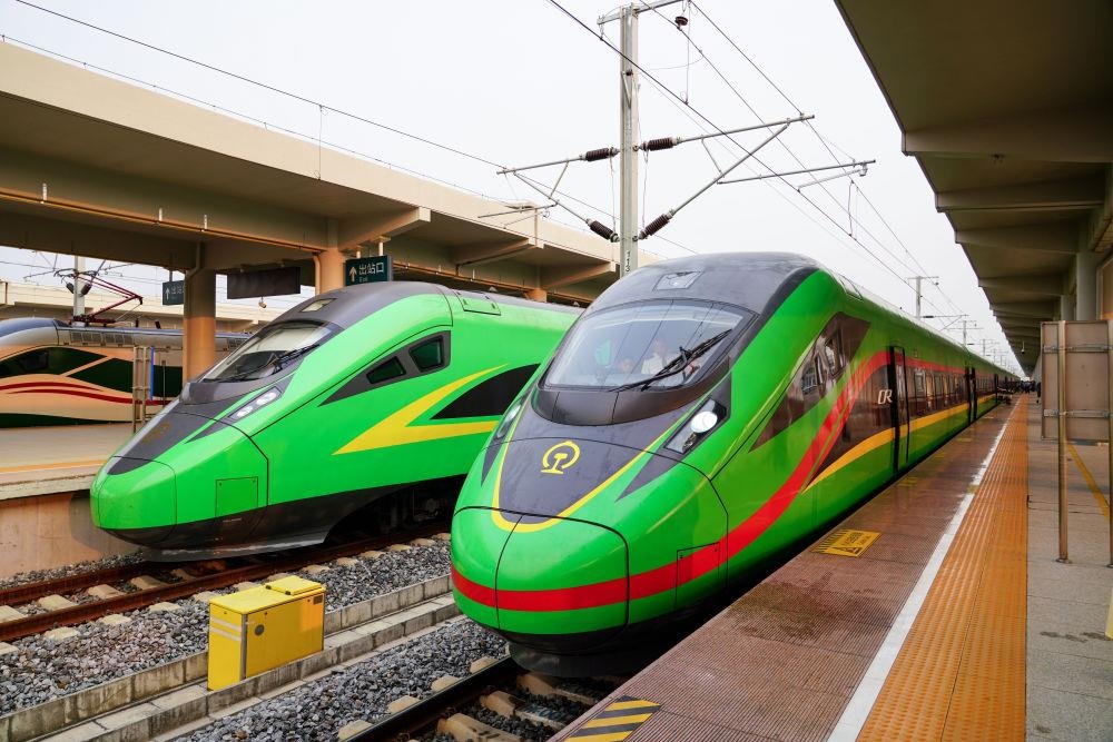 截至2024年7月5日，中老鐵路國際旅客列車?yán)塾嬮_行滿1000列，極大地便利了沿線民眾出行。