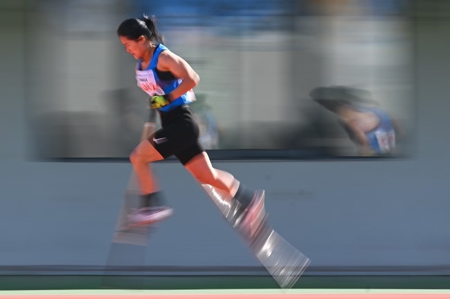 11月28日，海南隊(duì)選手吳明芬在高腳競速比賽中。新華社記者 杜子璇攝