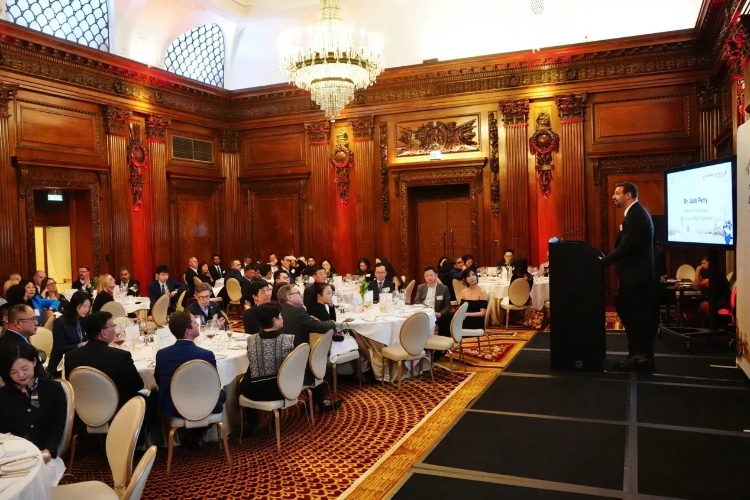 中英各界代表歡聚一堂展望2025新航程。吳若鳴攝