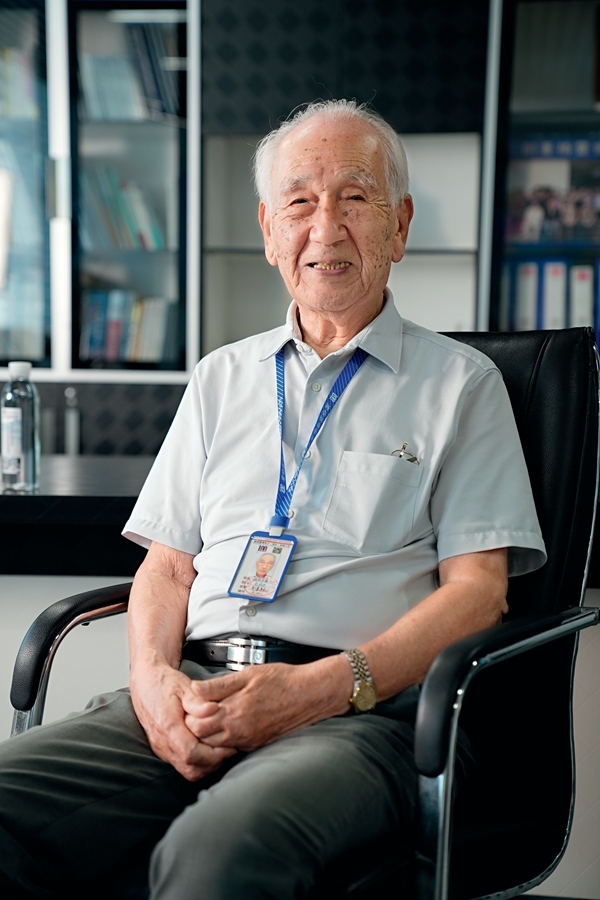 2024年8月，佐佐木俊一在深圳接受本刊記者采訪。