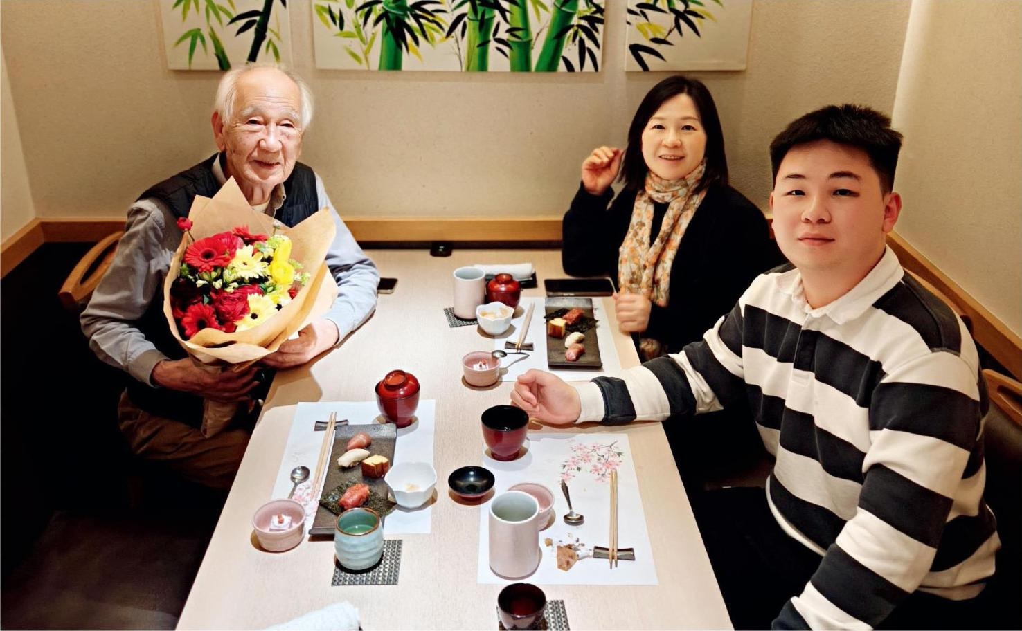 佐佐木俊一與彭林（中）、彭俊霖（右）在一起。