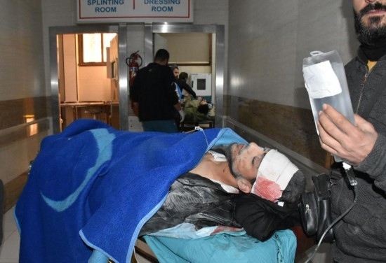 11月29日，在敘利亞阿勒頗，傷者被送往醫(yī)院接受治療。新華社發(fā)