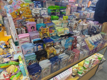 北京某文具店卡牌盲盒柜臺(tái)，未設(shè)相關(guān)提醒。人民網(wǎng)記者 黃鈺攝