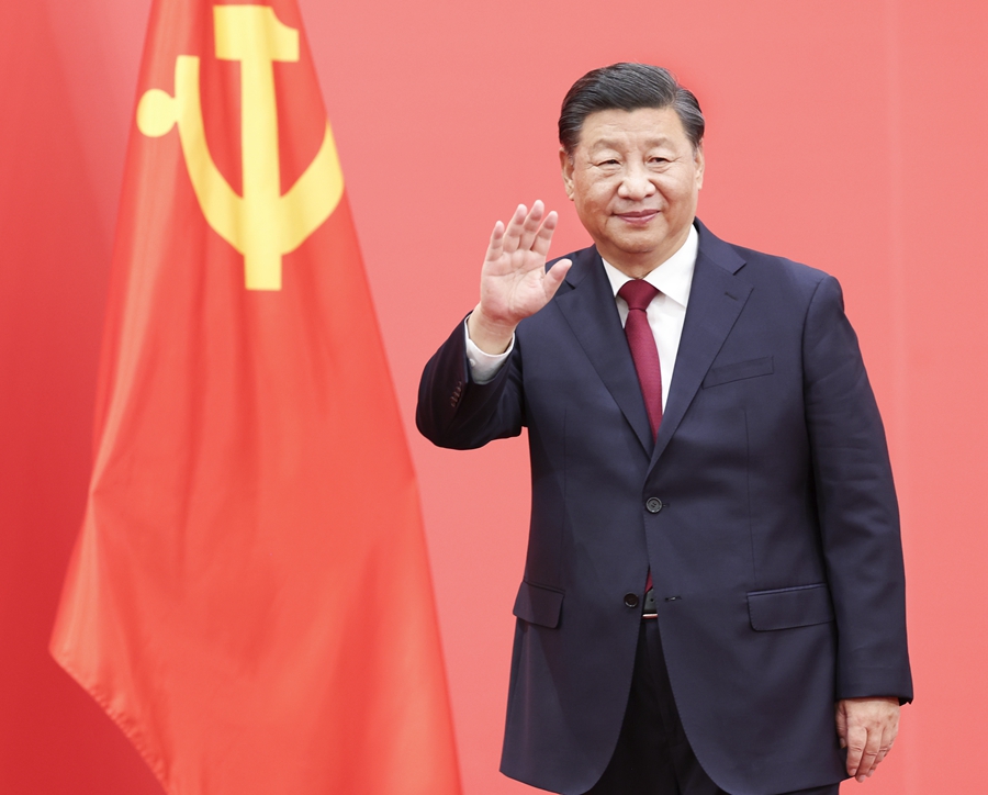2022年10月23日，習(xí)近平在北京人民大會堂同采訪中共二十大的中外記者親切見面。
