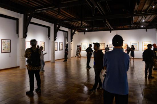 觀眾參觀“東盟-中國(guó)人文交流年”漫畫大賽展覽。記者 徐欽 攝