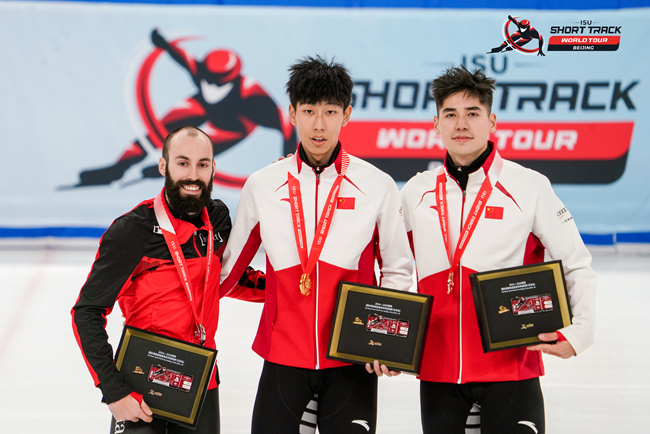 男子500米頒獎(jiǎng)儀式，中國(guó)選手孫龍(中)奪得冠軍，加拿大選手杜博伊斯(左)獲得亞軍，中國(guó)選手劉少昂獲得季軍。賽事組委會(huì)供圖