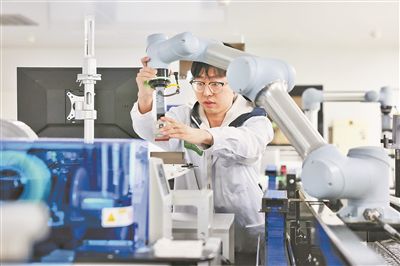 廣東省深圳市科研人員在實驗室調(diào)試智能機器人。視覺中國供圖