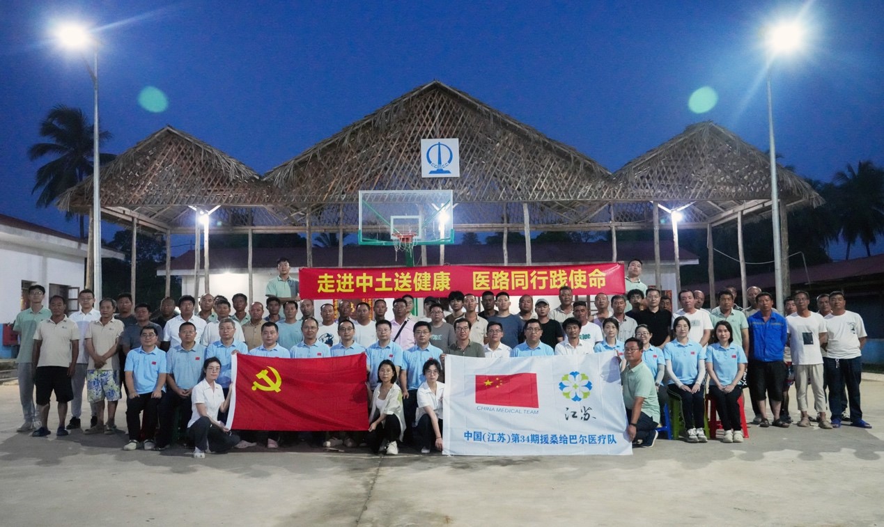 醫(yī)療隊(duì)與中土東非桑島分公司合影。中國土木供圖