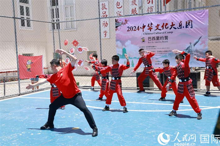 舞蹈《秦王點(diǎn)兵》通過(guò)生動(dòng)的舞步展現(xiàn)了千年前秦俑的雄威與風(fēng)采，氣勢(shì)磅礴，彰顯了古代中華軍魂。人民網(wǎng)記者 陳海琪攝