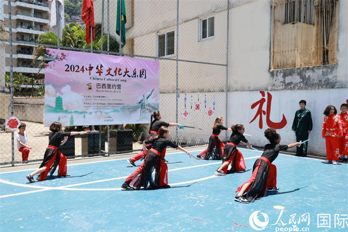 《中華武術(shù)》表演展現(xiàn)了武術(shù)剛?cè)岵?jì)的獨(dú)特魅力。人民網(wǎng)記者 陳海琪攝