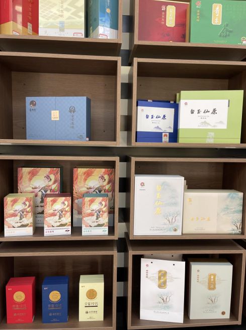 景寧各種茶葉產(chǎn)品。劉軍國攝