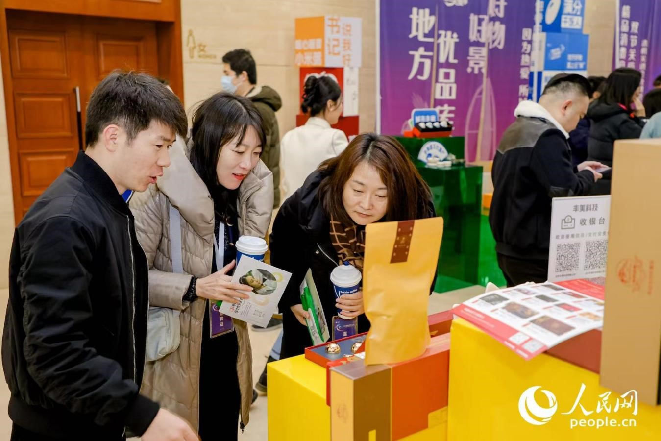“精品消費(fèi)月·雙節(jié)關(guān)愛季”專項(xiàng)工作首站活動(dòng)現(xiàn)場。