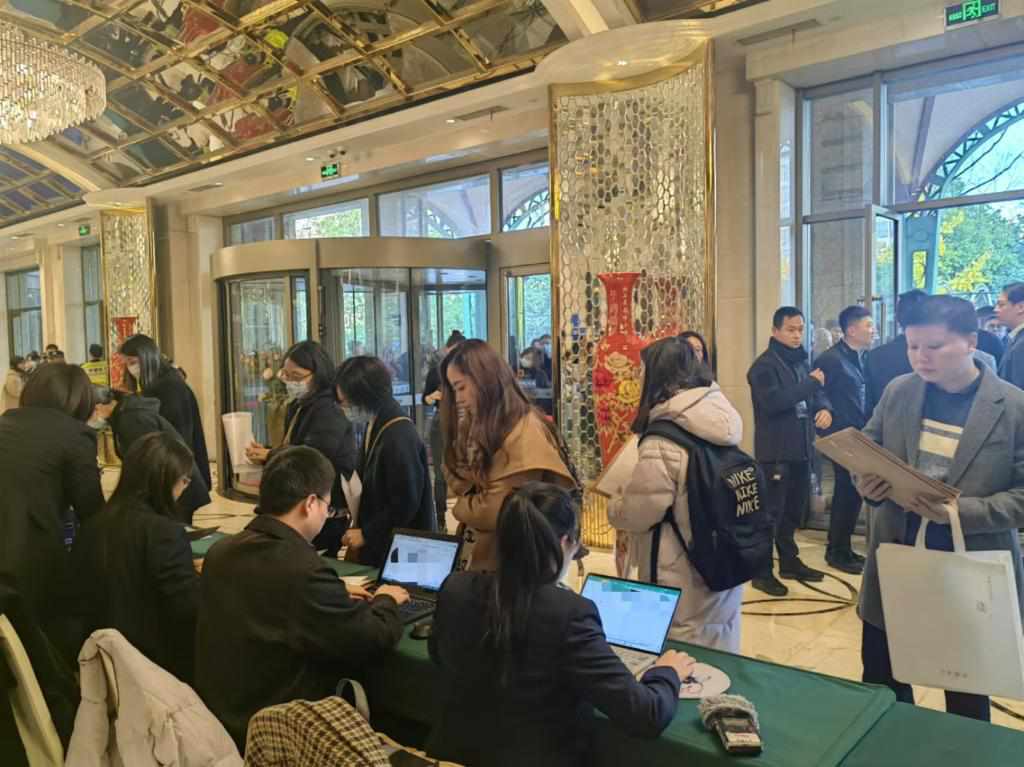 12月12日，第十批國家組織藥品集中帶量采購現(xiàn)場。新華社記者龔雯 攝