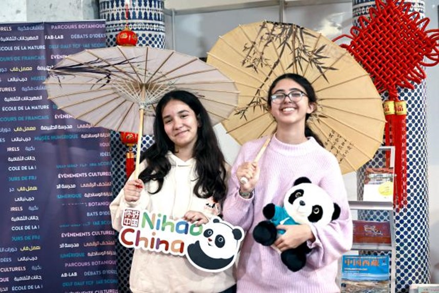 兩名女孩在合影。拉巴特中國文化中心供圖