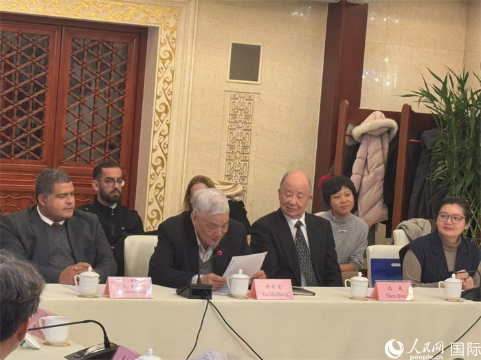 老一輩赴古留學生代表徐世澄在座談會上發(fā)言。人民網(wǎng)記者 趙健攝