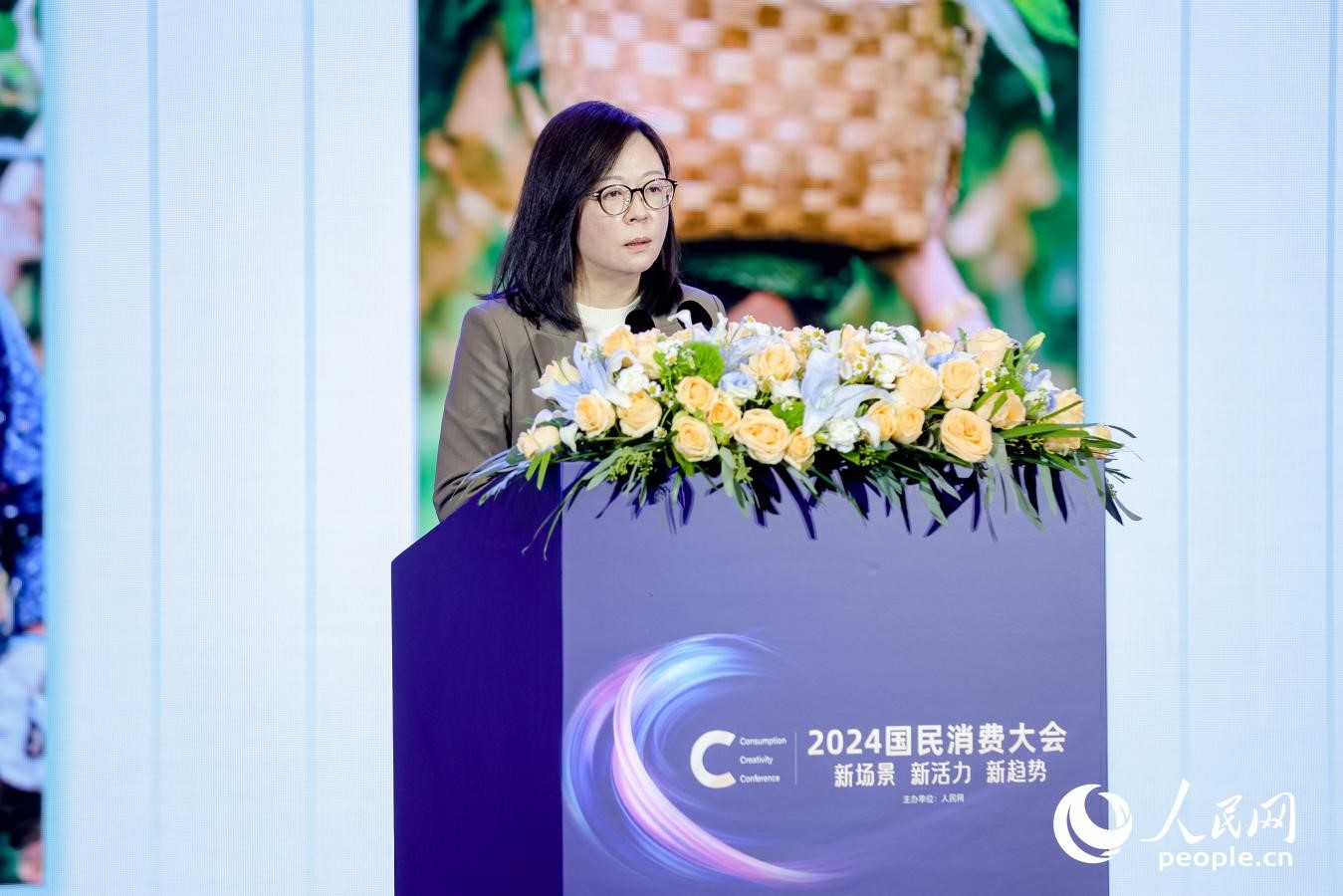 百果園集團(tuán)首席營銷官楊茜在2024國民消費(fèi)大會(huì)現(xiàn)場進(jìn)行分享。