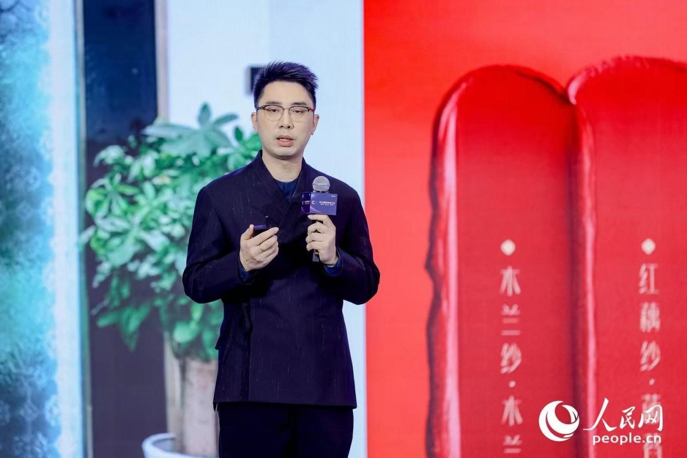 花西子聯(lián)合創(chuàng)始人任剛睿在2024國(guó)民消費(fèi)大會(huì)現(xiàn)場(chǎng)進(jìn)行分享。